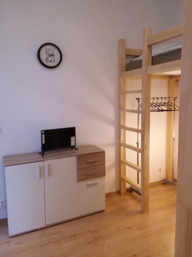 Living In The Box Hostel *