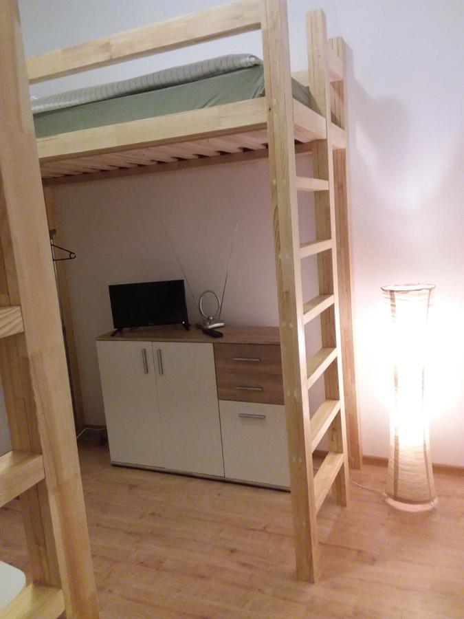 Living In The Box Hostel *