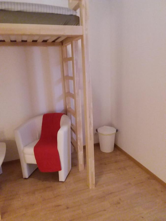 Hostel Living In The Box *