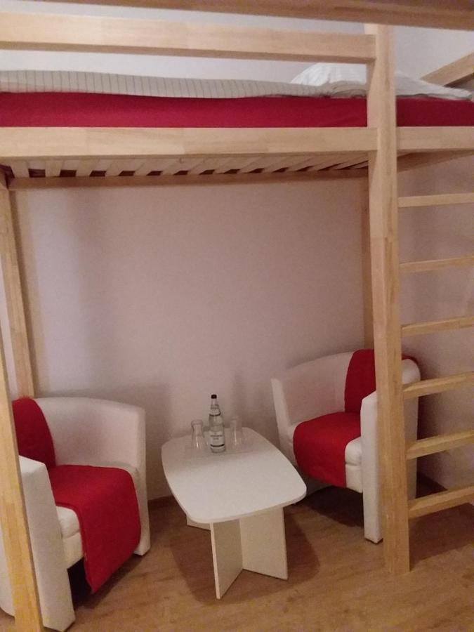 Living In The Box Hostel *