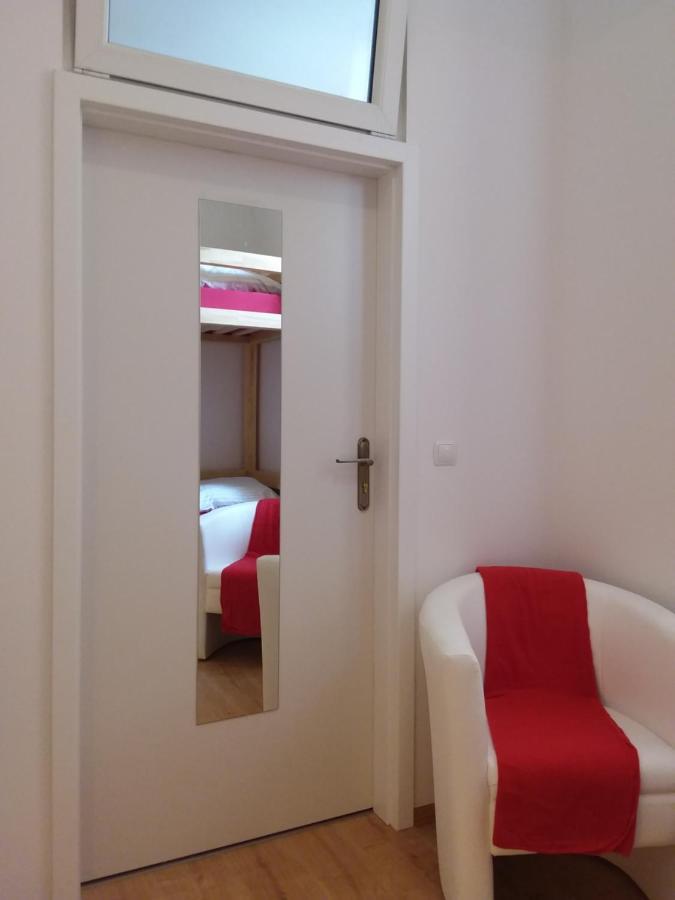 Hostel Living In The Box *